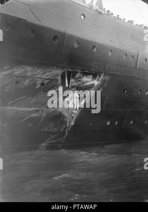 Loch in den Rumpf der "RMS Olympic abgerissen" nach der Kollision mit 'HMS Hawke' im Solent, 1911. Schöpfer: Kirk & Söhne von Cowes. Stockfoto
