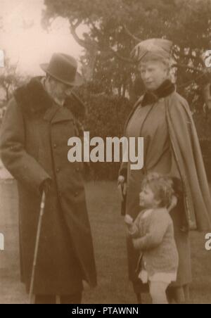 "Ihre Majestäten, der König und Königin mit Prinzessin Elizabeth an Craigweil Haus, Bognor', c 1930. Schöpfer: Unbekannt. Stockfoto