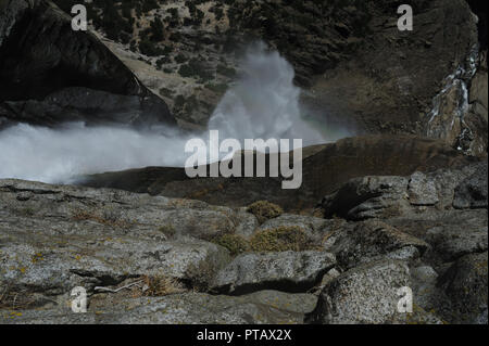 Detail der oberen Yosemite Falls, gerade von oben gesehen. Stockfoto