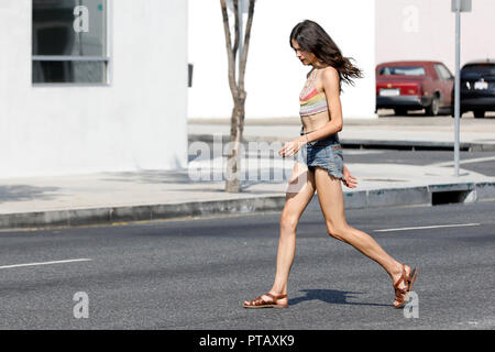 Margaret Qualley ist der Satz 'Once Upon a Time in Hollywood" auf der Burbank Boulevard am 6. Oktober in Burbank, Kalifornien 2018 gesehen. Stockfoto