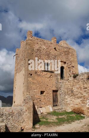 Der Turm der Kloster und Kirche auf dem Gipfel des Puig de Maria in Pollença auf der spanischen Insel Mallorca. Stockfoto