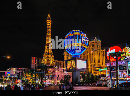 Las Vegas, NV. August, 03 2017. Night Shot von Little Paris, einschließlich dem Bellagio und dem Eiffelturm Towe und viel Verkehr auf dem Las Vegas Strip. Die Stockfoto