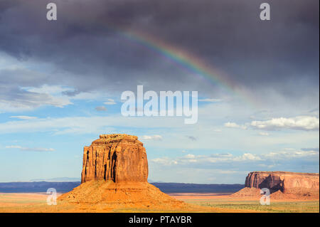 Regenbogen über Monument Valley bei Sonnenuntergang Stockfoto