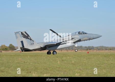 Ein US Air Force F-15C Eagle fighter Jet landet zum ersten Mal auf ukrainischem Boden während des Betriebs klarer Himmel bei Starokostiantyniv Air Base am 6. Oktober in Starokostiantyniv, Ukraine 2018. Die Flugzeuge werden in der größten NATO Luftfahrt Übung überhaupt in der Ukraine teilnehmen. Stockfoto