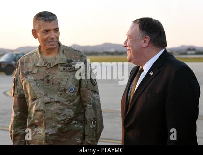 Us-Staatssekretär Mike Pompeo Spaziergänge mit US-Armee General Vincent K. Brooks, Kommandeur der Vereinten Nationen Befehl/Combined Forces Command/United States Forces Korea bei Ankunft aus Nordkorea am Osan Flughafen Oktober 7, 2018 in OSAN FLUGHAFEN, Südkorea. Stockfoto