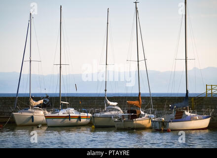 Mehrere kleine Segelboote verankert auf einem Dock in Ohrid See Stockfoto