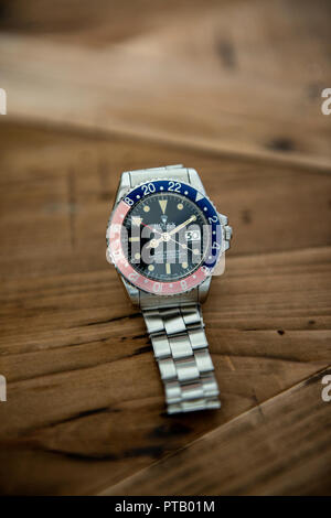 1973 vintage Rolex swiss GMT Armbanduhr mit roter und blauer Lünette auf original Edelstahl C+I Armband Stockfoto