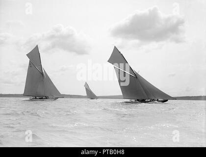 Die 15 Meter "Eitelkeit", "Die Dame Anne" & "Ostara" Segeln in der Nähe geschleppt, 1914. Schöpfer: Kirk & Söhne von Cowes. Stockfoto