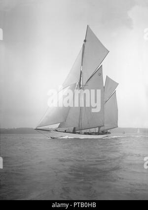 Die 96 ft Ketch' Julnar', 1911. Schöpfer: Kirk & Söhne von Cowes. Stockfoto