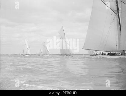 Erste Etappe der King's Cup Yacht Race, 1913. Schöpfer: Kirk & Söhne von Cowes. Stockfoto