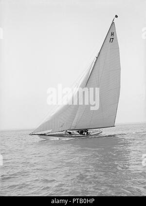 Die 8 Meter 'Ierne" (H17) Segeln in der Nähe geschleppt, 1914. Schöpfer: Kirk & Söhne von Cowes. Stockfoto