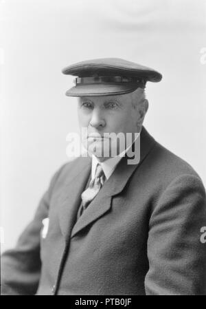 Portrait eines älteren Mannes in einer einheitlichen, (Insel Wight?), c 1935. Schöpfer: Kirk & Söhne von Cowes. Stockfoto