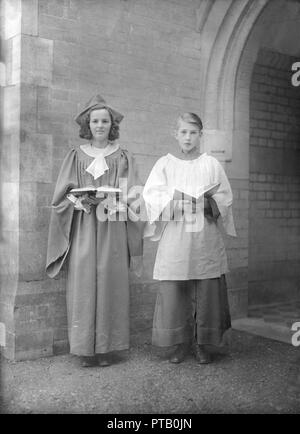 Mädchen und junge Chorsänger, (Insel Wight?), c 1935. Schöpfer: Kirk & Söhne von Cowes. Stockfoto