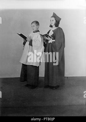 Mädchen und junge Chorsänger, (Insel Wight?), c 1935. Schöpfer: Kirk & Söhne von Cowes. Stockfoto