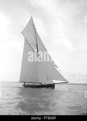 Der gaffel manipulierten Cutter "Bloodhound" Segeln in der Nähe geschleppt, August 1911. Schöpfer: Kirk & Söhne von Cowes. Stockfoto