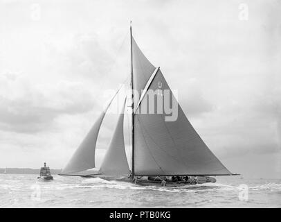 "Die Lady Anne' Spray über Deck, Segeln in der Nähe geschleppt, 1912. Schöpfer: Kirk & Söhne von Cowes. Stockfoto