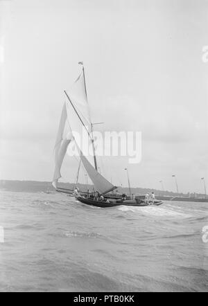 Der gaffel manipulierten Cutter "Bloodhound" segeln auf einem breiten, August 1912. Schöpfer: Kirk & Söhne von Cowes. Stockfoto