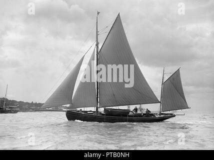 Die yawl "oosk', 1912. Schöpfer: Kirk & Söhne von Cowes. Stockfoto