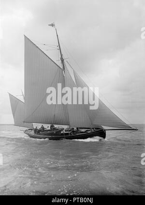 Die yawl "oosk', 1912. Schöpfer: Kirk & Söhne von Cowes. Stockfoto