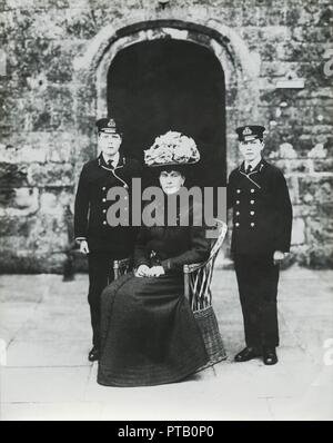 Die Prinzessin von Wales mit Prinz Edward und Prinz Albert, Barton Manor, Isle of Wight, 1909. Schöpfer: Kirk & Söhne von Cowes. Stockfoto