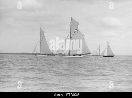 Start für King's Cup Yacht Race, 1913. Schöpfer: Kirk & Söhne von Cowes. Stockfoto