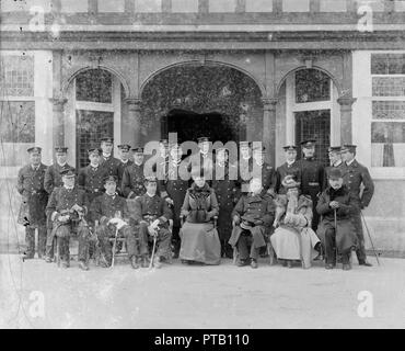 Der Prinz und die Prinzessin von Wales in das Royal Naval College, Osborne, Isle of Wight, c 1908. Schöpfer: Kirk & Söhne von Cowes. Stockfoto