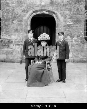 Die Prinzessin von Wales mit Prinz Edward und Prinz Albert, Barton Manor, Isle of Wight, 1909. Schöpfer: Kirk & Söhne von Cowes. Stockfoto