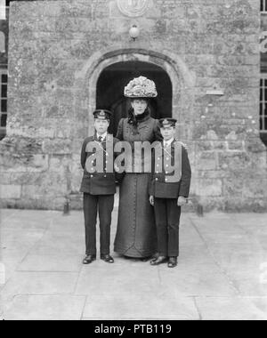 Die Prinzessin von Wales mit Prinz Edward und Prinz Albert, Barton Manor, Isle of Wight, 1909. Schöpfer: Kirk & Söhne von Cowes. Stockfoto