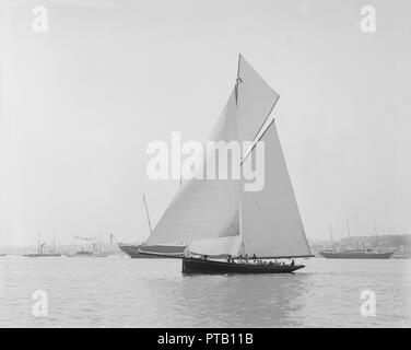 Der gaffel manipulierten Cutter "Bloodhound" Segeln bei Leichtwind, 1908. Schöpfer: Kirk & Söhne von Cowes. Stockfoto