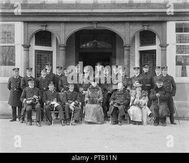 Der Prinz und die Prinzessin von Wales in das Royal Naval College, Osborne, Isle of Wight, c 1908. Schöpfer: Kirk & Söhne von Cowes. Stockfoto