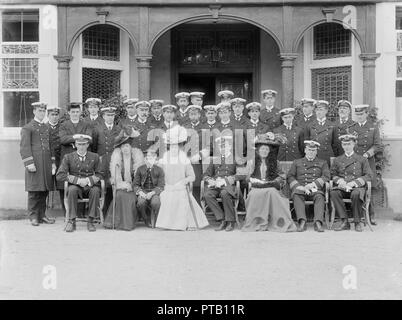 Der Prinz und die Prinzessin von Wales in das Royal Naval College, Osborne, Isle of Wight, 1908. Schöpfer: Kirk & Söhne von Cowes. Stockfoto