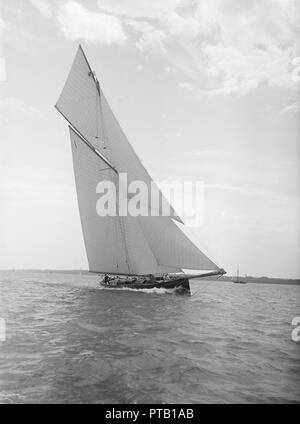 Der gaffel manipulierten Cutter "Bloodhound" Segeln in der Nähe geschleppt, 1911. Schöpfer: Kirk & Söhne von Cowes. Stockfoto