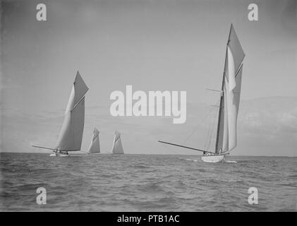 Der 19-Meter Klasse 'Octavia', 'Norada', 'Corona' & 'Mariquita' racing in Cowes, 1911. Schöpfer: Kirk & Söhne von Cowes. Stockfoto