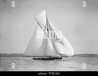 Der gaffel manipulierten Cutter "Bloodhound" in Windrichtung segeln mit Spinnaker, 1911. Schöpfer: Kirk & Söhne von Cowes. Stockfoto