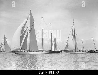 Der 19-Meter Klasse 'Octavia', 'Norada', 'Corona' & 'Mariquita' racing in Cowes, 1911. Schöpfer: Kirk & Söhne von Cowes. Stockfoto