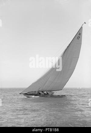 Die 8 Meter 'Ierne" (H17) Segeln in der Nähe geschleppt, 1914. Schöpfer: Kirk & Söhne von Cowes. Stockfoto