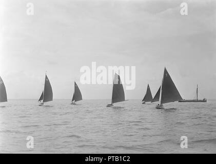 Gruppe von racing Redwing Kielboote, 1922. Schöpfer: Kirk & Söhne von Cowes. Stockfoto