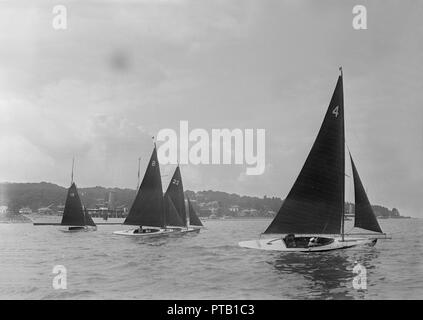 Gruppe von racing Redwing Kielboote, 1922. Schöpfer: Kirk & Söhne von Cowes. Stockfoto