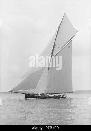 Der gaffel manipulierten Cutter "Bloodhound" Segeln in der Nähe geschleppt, 1913. Schöpfer: Kirk & Söhne von Cowes. Stockfoto