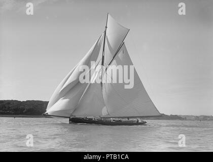 Der gaffel manipulierten Cutter "Bloodhound" in Windrichtung segeln unter Spinnaker, 1911. Schöpfer: Kirk & Söhne von Cowes. Stockfoto