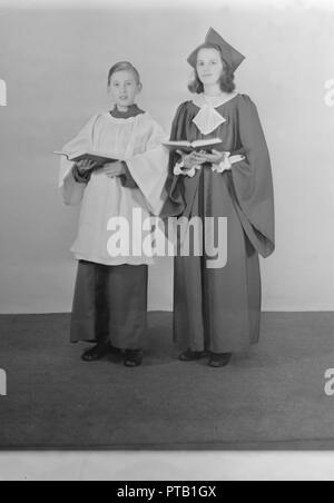 Mädchen und junge Chorsänger, (Insel Wight?), c 1935. Schöpfer: Kirk & Söhne von Cowes. Stockfoto