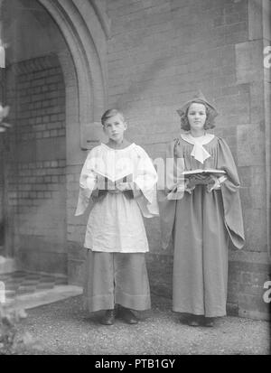 Mädchen und junge Chorsänger, (Insel Wight?), c 1935. Schöpfer: Kirk & Söhne von Cowes. Stockfoto