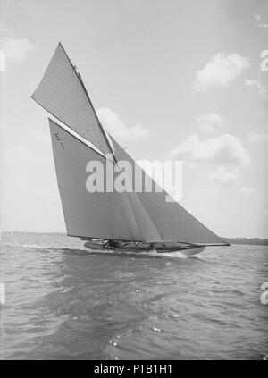 Die 12 Meter Yacht 'Alachie' macht rasche Fortschritte in Luv, 1911. Schöpfer: Kirk & Söhne von Cowes. Stockfoto