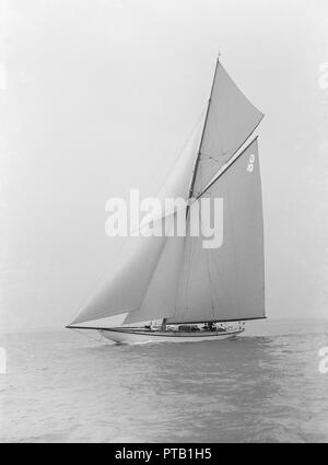 "Die Lady Anne" Segeln in der Nähe geschleppt, 1914. Schöpfer: Kirk & Söhne von Cowes. Stockfoto