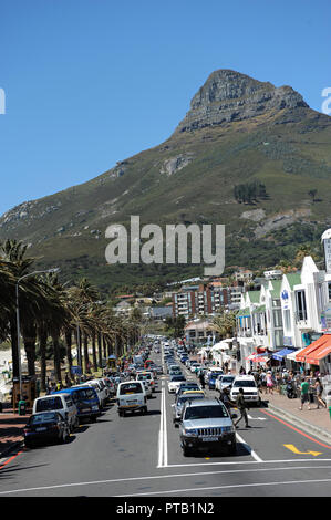 Die Strandpromenade mit ihren Palmen und boutiqe Stil Geschäfte und Bars von Camps Bay, Kapstadt, Südafrika Stockfoto