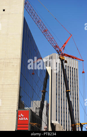 Skyscraper kommerzielle Gebäude und ein Kran in der Nähe der Waterfront in Kapstadt Südafrika Stockfoto