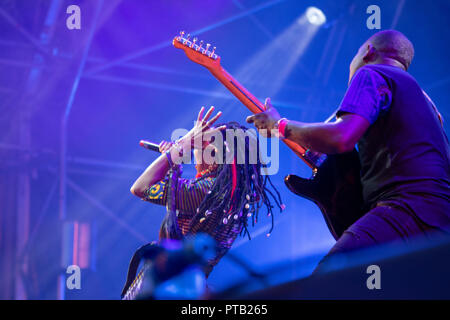 Malische Sänger und Gitarrist, Fatoumata Diawara, George Square, Glasgow, Schottland, am 12. August 2018, beim Festival 2018 Stockfoto