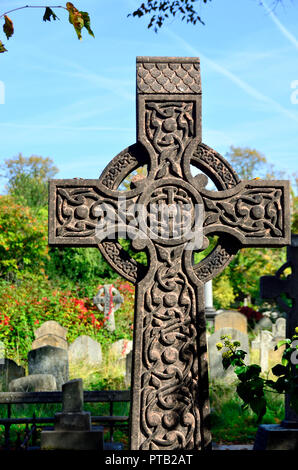 Keltisches Kreuz Grabstein in die Brompton Friedhof (Kensington und Chelsea: Eröffnet 1840) London, England, UK. Stockfoto