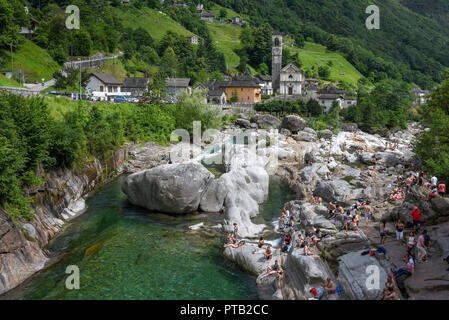 Lavertezzo, Schweiz - 9. Juni 2018: Menschen beim Sonnenbaden auf den Fluss in Lavertezzo in den Schweizer Alpen Stockfoto