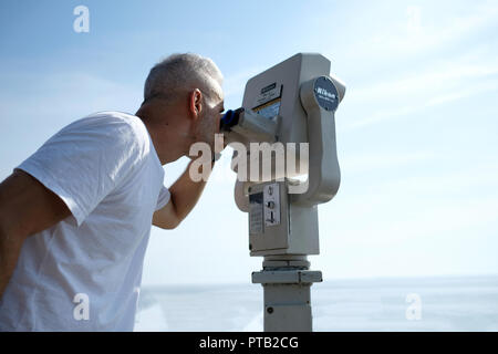 Eine touristische Blick durch ein Fernglas in einer beobachtenden Punkt an Cinque Terre (Italien). Sommer 2018 Stockfoto